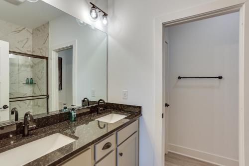 un bagno con due lavandini e un grande specchio di Indiana Vacation Rental Near Downtown Louisville! a Jeffersonville