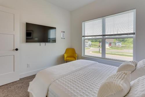 Habitación blanca con cama y ventana en Indiana Vacation Rental Near Downtown Louisville!, en Jeffersonville