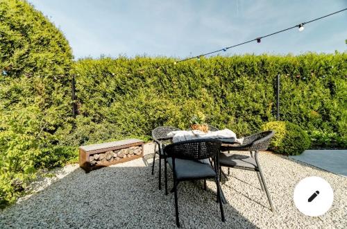 Roulotte du puits avec jacuzzi et sauna privatifにある庭