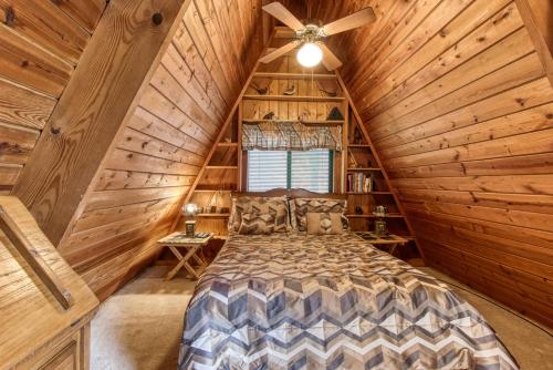 Katil atau katil-katil dalam bilik di Mountain Springs Chalet- A Romantic Smoky Mountain Escape - Original A-Frame Chalet - access to Buckberry Creek, Views of the Hardwood Forest, very close to Ober Gatlinburg, the Great Smoky Mountains National Park, and Downtown Gatlinburg in the Smokies