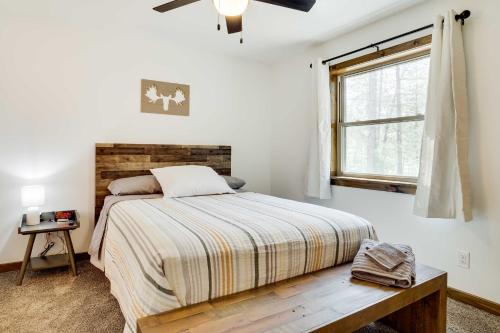 - une chambre avec un lit et une fenêtre dans l'établissement Lake Arbutus Vacation Rental Near Park!, à Hatfield