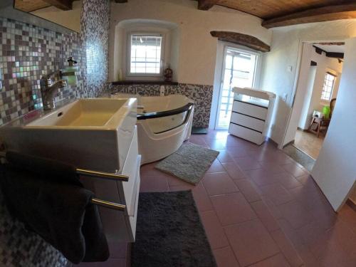 Koupelna v ubytování Cà Cereneo is rustic comfort