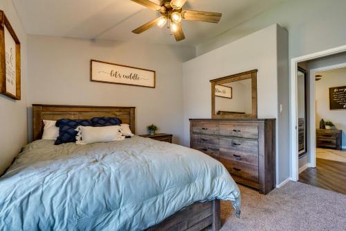 Un dormitorio con una cama y un ventilador de techo. en Pet-Friendly Safford Vacation Rental with Pool!, en Safford