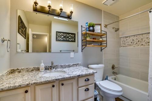 Un baño con lavabo, inodoro y espejo. en Pet-Friendly Safford Vacation Rental with Pool!, en Safford