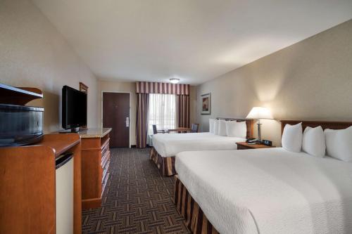 諾沃克的住宿－諾沃克貝斯特韋斯特酒店，酒店客房设有两张床和一台平面电视。