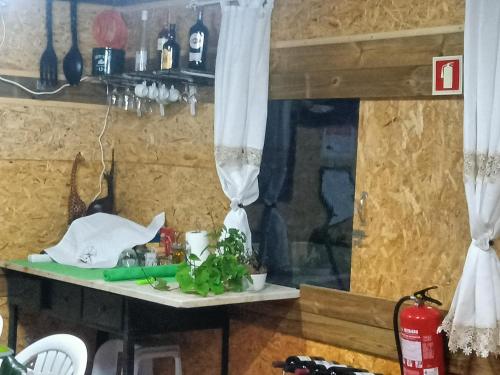 - une table dans une cuisine avec un comptoir dans l'établissement Alojamento Local Largo da Igreja, à Santiago do Cacém