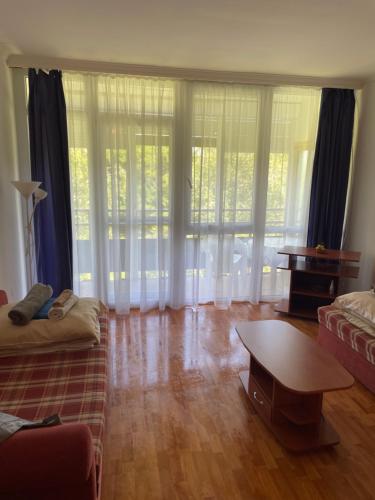 salon z kanapą i stołem w obiekcie Jókai Apartmanok w Balatonfüred