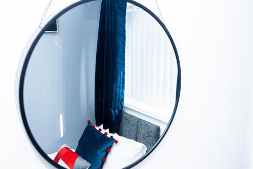 a mirror reflection of a couch in a room at DUDLEY 3 Bedroom House-PERFECT FOR CONTRACTORS-FAMILIES-LEISURES-LONG STAY in Woodside