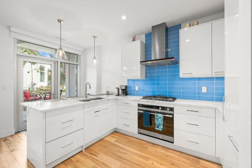 Kuchyňa alebo kuchynka v ubytovaní West Bay Wave by Iris Properties!