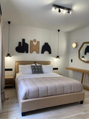 ein Schlafzimmer mit einem großen Bett in einem Zimmer in der Unterkunft Olea White in Skiathos-Stadt