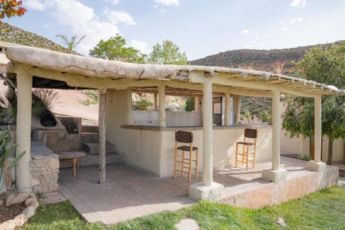 an outdoor kitchen with a pavilion in a yard at Dar El Mandar - Ferme & Table d'Hôte Berbère in Bhalil