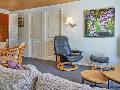 Spidsegårdにある5 person holiday home in Nexのリビングルーム(椅子、テーブル付)