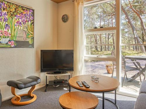 Spidsegårdにある5 person holiday home in Nexのリビングルーム(テレビ、テーブル付)