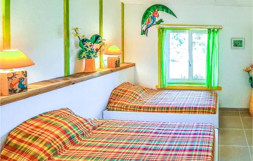 een slaapkamer met een bed en een raam bij Nice Home In Plouguerneau With Wifi in Plouguerneau