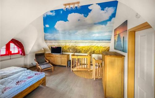 ein Schlafzimmer mit einem Bett und einem Gemälde eines Strandes in der Unterkunft Ferienhaus Wendisch-Rietz Sturmm�we, Luisenaue in Wendisch Rietz