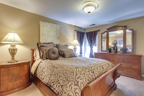 - une chambre avec un lit et un grand miroir dans l'établissement Centennial Home - 1 Mi to Cherry Creek State Park!, à Centennial
