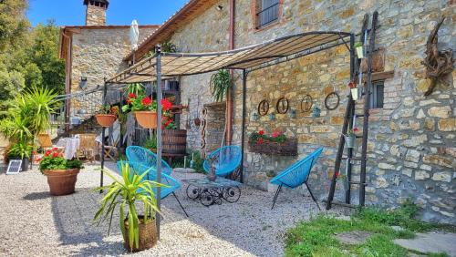 a group of blue chairs in front of a building at Agriturismo Podere Le Palaie in Monterotondo