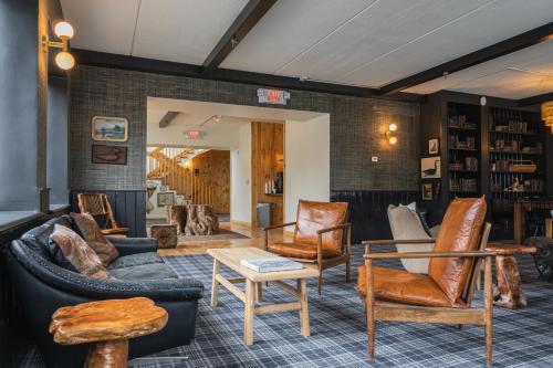 sala de estar con sofás y sillas en Hunter Lodge, a Bluebird by Lark en Hunter