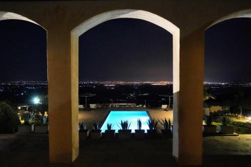 - Vistas a la piscina por la noche en Dar El Mandar - Ferme & Table d'Hôte Berbère, en Bhalil