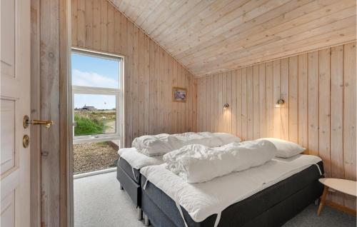 - 2 lits dans une chambre avec fenêtre dans l'établissement Gorgeous Home In Ringkbing With Kitchen, à Søndervig