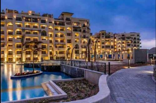 un grande edificio con piscina di fronte di Aldau heights Kevin a Hurghada