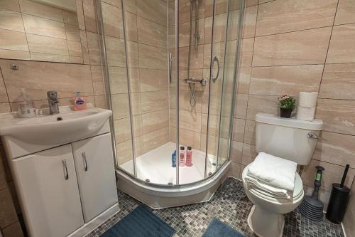 La salle de bains est pourvue d'une douche, de toilettes et d'un lavabo. dans l'établissement Beautiful Two Bedroom Apartment Nearby Hyde Park, à Londres