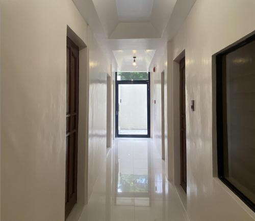 un pasillo vacío con una ventana en un edificio en Cresta Dormitory, en Dumaguete