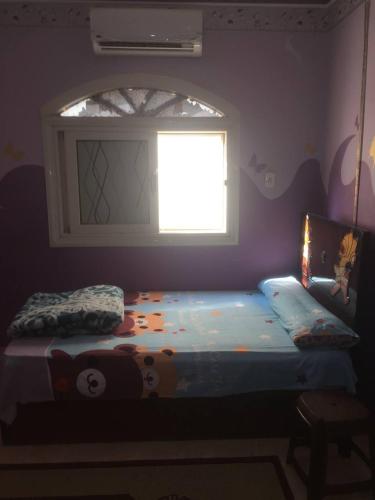 - une chambre avec un lit et une fenêtre dans l'établissement عقار السلام, à Kafr Rāshid