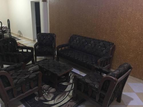 a living room with three chairs and a couch at عقار السلام in Kafr Rāshid