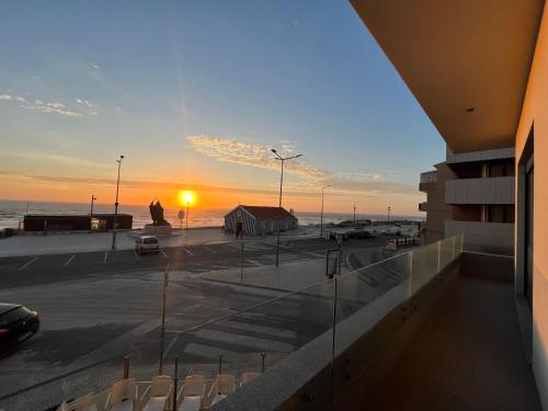 widok na parking z zachodem słońca w obiekcie Custódio Ocean View w mieście Praia de Mira