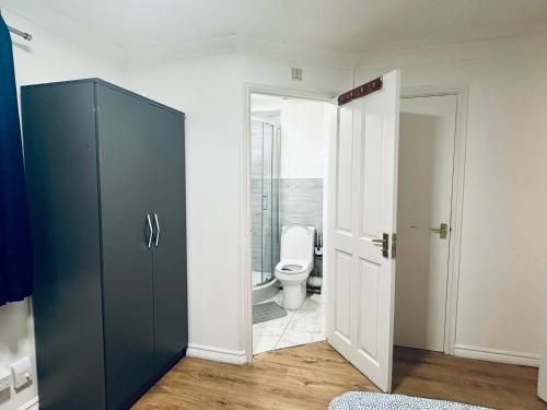 Vannituba majutusasutuses Double Room with Private Bathroom, parking & wifi