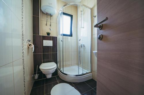 Koupelna v ubytování Family friendly apartments with a swimming pool Promajna, Makarska - 6849