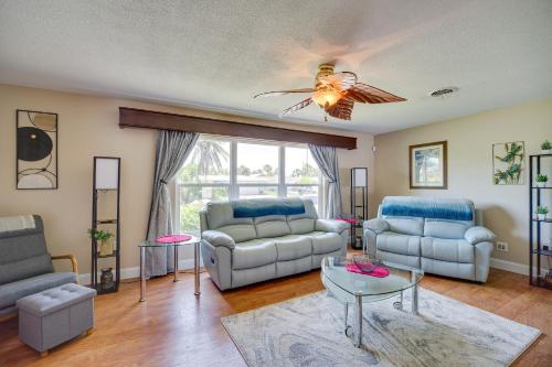 Ruang duduk di Indian Harbour Beach Home with Private Pool!