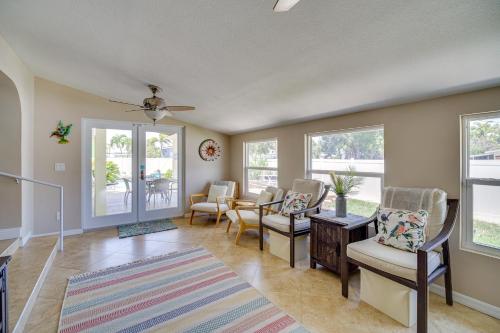 Ruang duduk di Indian Harbour Beach Home with Private Pool!