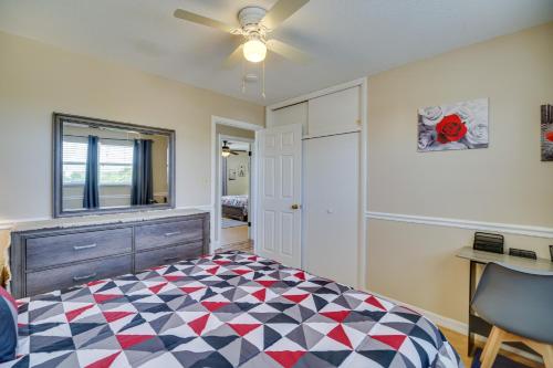 Katil atau katil-katil dalam bilik di Indian Harbour Beach Home with Private Pool!