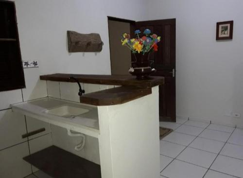 łazienka z umywalką i wazonem kwiatowym w obiekcie Pousada My Family w mieście Paraty