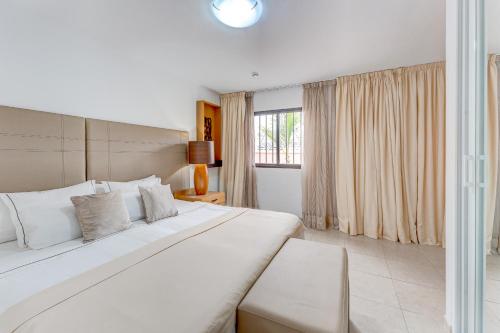 een slaapkamer met een groot wit bed en een raam bij Sol Sun Beach in Adeje
