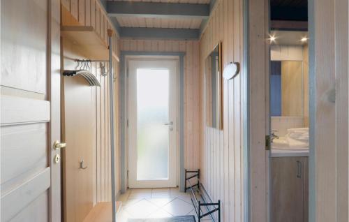 un pasillo con una puerta que conduce a una habitación con lavabo en Lovely Home In Rechlin-mritz With Wifi, en Rechlin