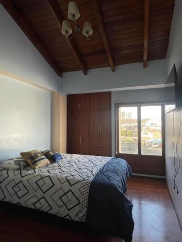 里奧班巴的住宿－CasaHogar Apartamento，一间卧室设有一张床和一个大窗户