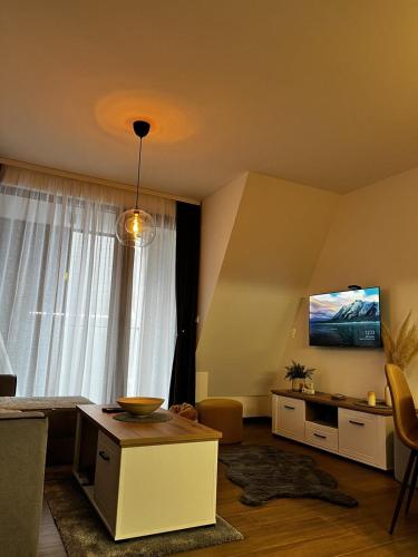 Divčibare_sunriseにあるテレビまたはエンターテインメントセンター