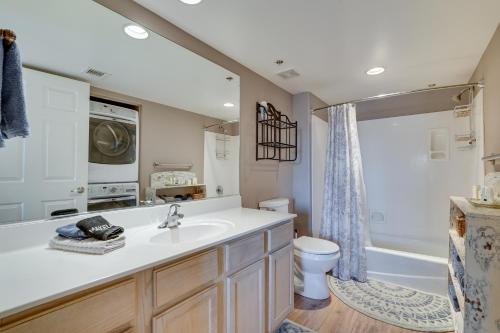ein Badezimmer mit einem Waschbecken, einem WC und einer Badewanne in der Unterkunft Waterfront Lake Havasu Condo with BBQ and Pool Access! in Lake Havasu City