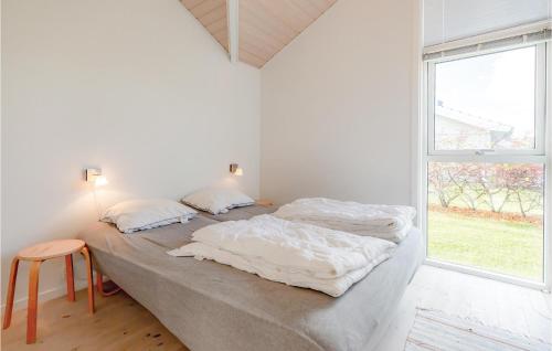 1 dormitorio con 2 camas y ventana grande en Amazing Home In Otterup With Kitchen en Otterup