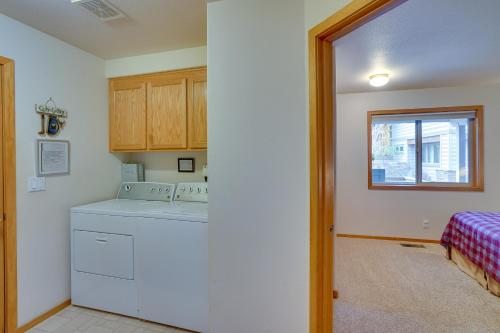 une cuisine avec une machine à laver et une fenêtre dans l'établissement Sunriver Getaway with SHARC Waterpark Passes!, à Sunriver