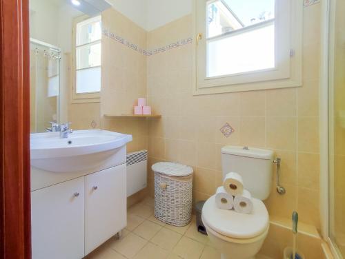 łazienka z toaletą, umywalką i oknem w obiekcie Grimaldi Centrale 5 Pers Wi-Fi AC w Nicei