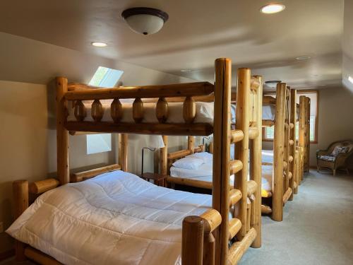 sypialnia z 3 łóżkami piętrowymi w domu w obiekcie Deepwater Lodge Chicaugon Lake! 