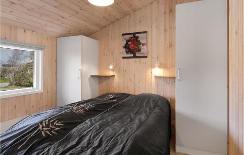 Nørre HurupにあるAwesome Home In Hadsund With 4 Bedrooms, Sauna And Wifiの窓付きの部屋にベッド付きのベッドルーム1室があります。