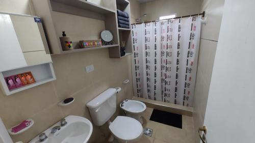 圖蓬加托的住宿－Descubre & Descansa，浴室配有卫生间、盥洗盆和淋浴。