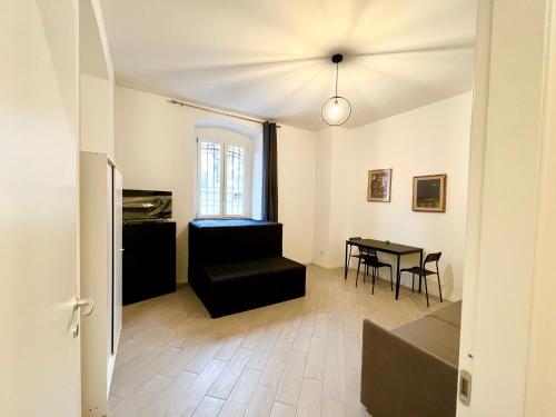 都靈的住宿－Casa Genova 1/2/3，客厅配有黑色沙发和桌子
