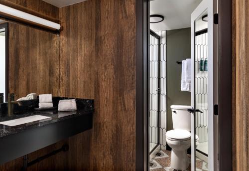 łazienka z toaletą i umywalką w obiekcie Americana Motor Hotel w mieście Flagstaff