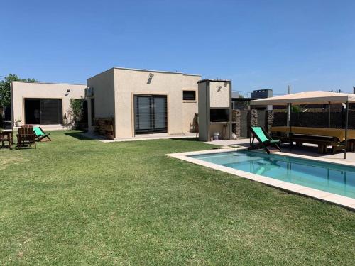 una casa con un patio con piscina en Casa con piscina en Maipú, Mendoza en Maipú